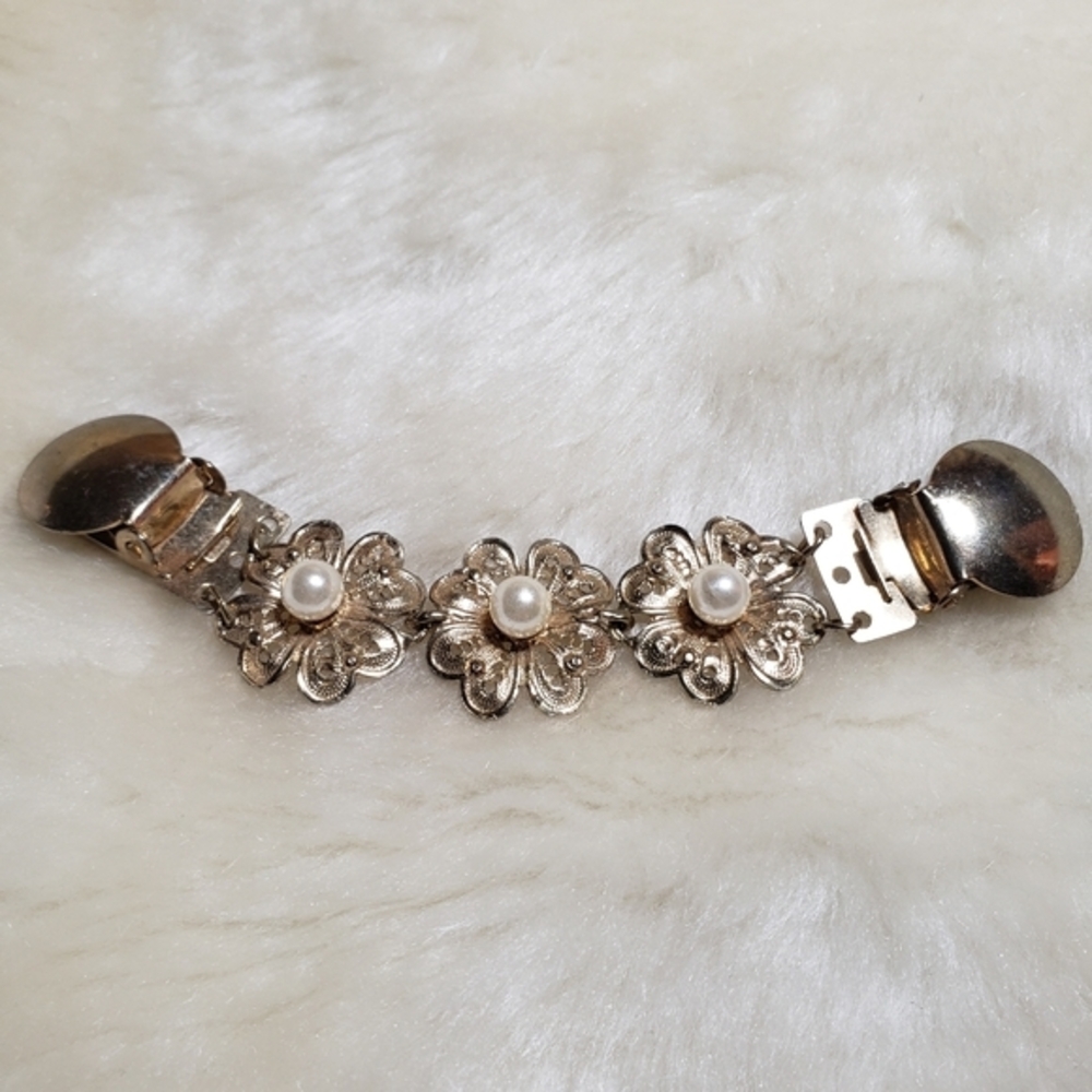 VINTAGE Goldtone Pearl Filigree Sweater Clip Cincher